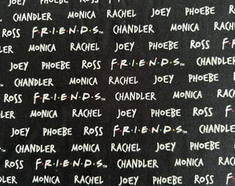Puede incluir: Una tela negra con un patrón impreso repetitivo en blanco de los nombres Joey, Phoebe, Ross, Monica, Rachel y Chandler, intercalados con el texto colorido del logotipo de Friends. El diseño está dispuesto en una cuadrícula sobre la superficie.