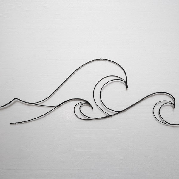 Prachtige golf van draad, zee van draad, wanddecoratie van draad, natuurdecoratie, silhouet van draad, oceaan, interieurdecoratie