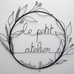 Personalisierte Krone le petit atelier mit Blättern, Dekoration aus geglühtem Draht, Wandskulptur aus Draht, Wanddekoration, Boho
