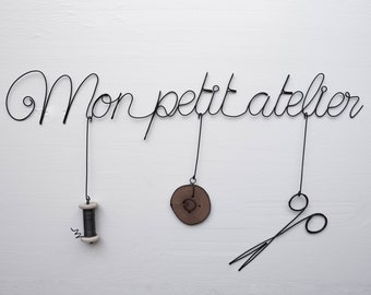 Phrase fil de fer Mon petit atelier avec accessoires, phrase en fil de fer recuit, citation murale en fil de fer, décoration murale atelier