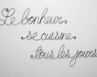 Citation murale, le bonheur se cuisine tous les jours, en fil de fer recuit, thème cuisine, amour, écriture fil de fer, phrase fil de fer