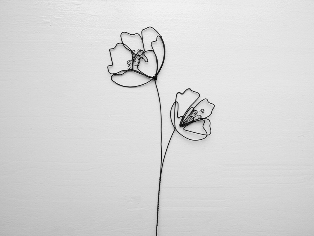 Une maison de conte de fées parmi les fleurs - puzzle en ligne