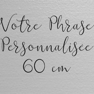 May include: A black and white image of a handwritten phrase in cursive script that reads "Votre Phrase Personnalisée 60 cm".
