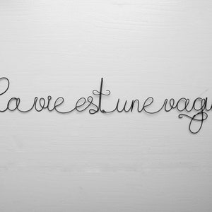 Phrase aus geglühtem Draht „Life is a wave“, Wort aus geglühtem Draht, „Life is beautiful“, Botschaft, Wanddekoration aus Draht mit Zitat