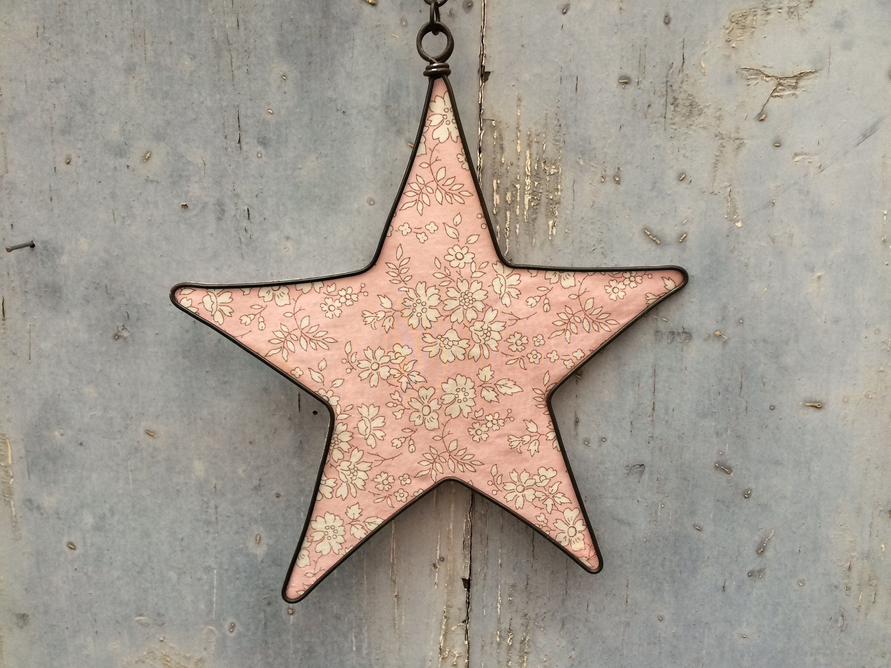Etoile Fil de Fer avec Tissu Motif Liberty, Décoration à Suspendre, Murale en Recuit et Tissu, Plaqu