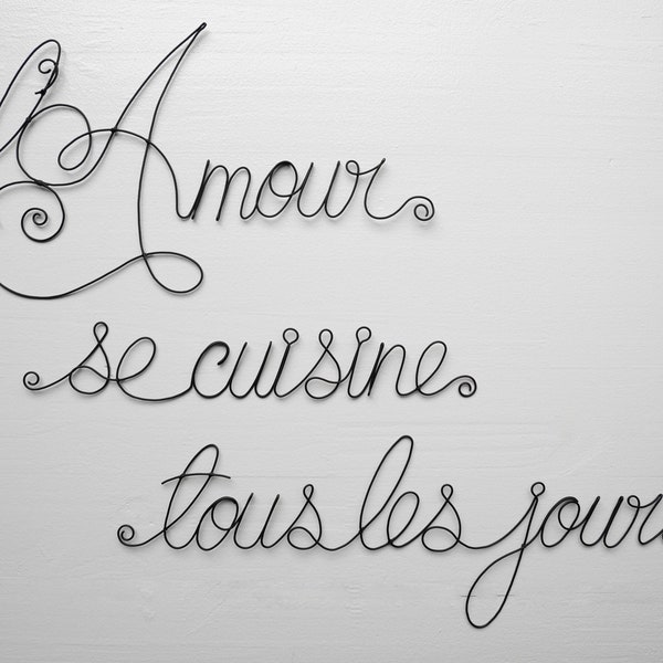 Phrase murale l'amour se cuisine tous les jours, en fil de fer recuit, déco cuisine, amour, écriture fil de fer, phrase fil de fer