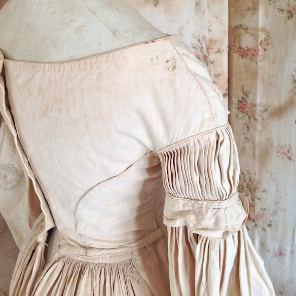 Robe en lin antique des années 1800 avec broderie bleu menthe