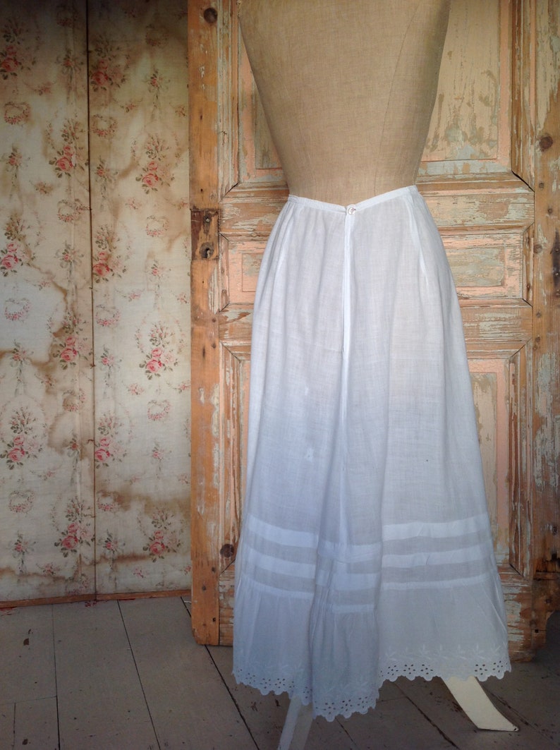 antique petticoat with Embroidery Anglaise zdjęcie 2