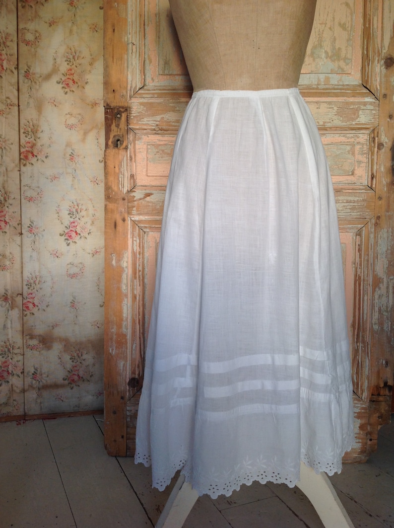 antique petticoat with Embroidery Anglaise zdjęcie 6