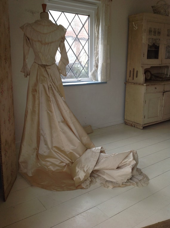 RESERVED amazing wedding dress, antique silk and … - image 4