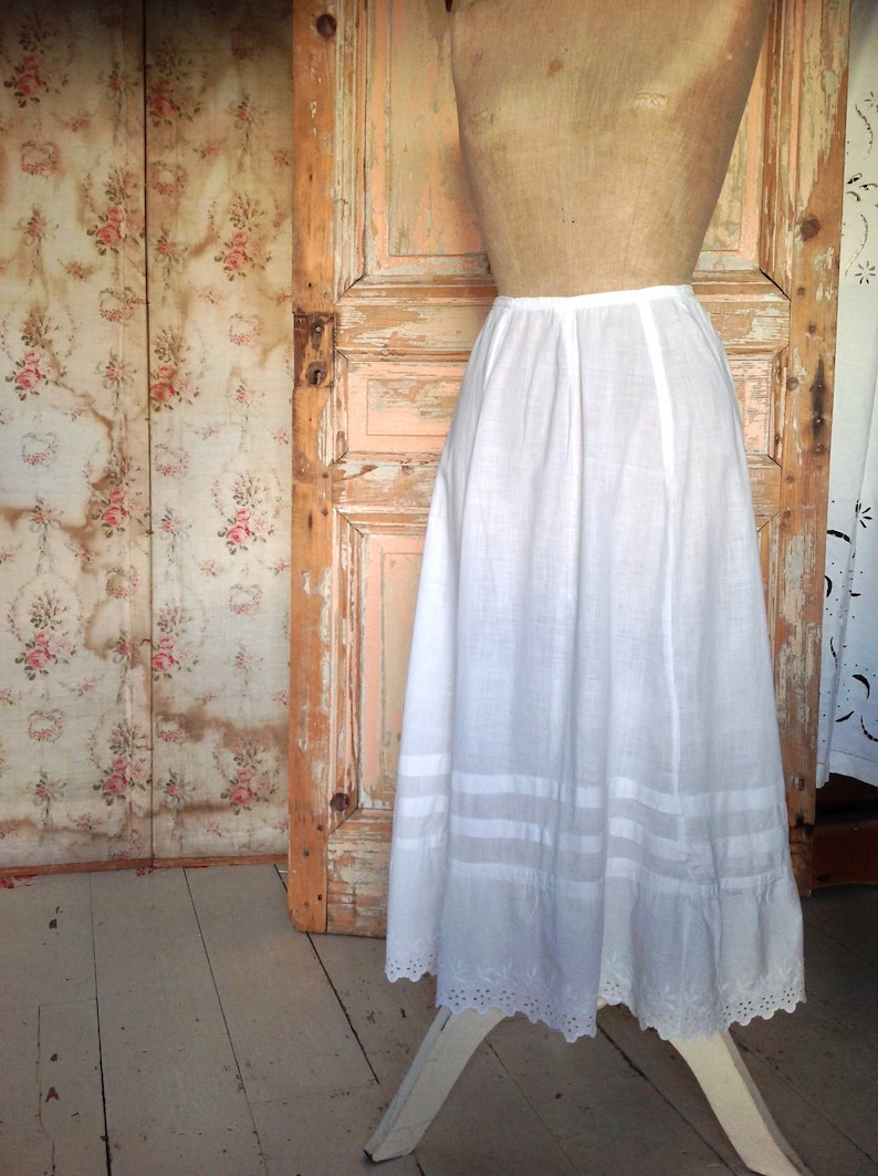 antique petticoat with Embroidery Anglaise zdjęcie 1