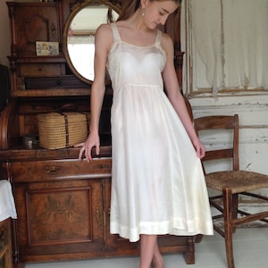 antikes Seidenslipkleid mit Tatting-Spitze