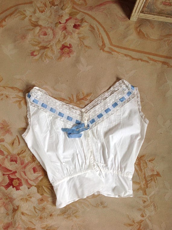 Canotta antica in cotone: nastri di seta e pizzo Valenciennes