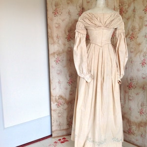 Robe en lin antique des années 1800 avec broderies bleu menthe