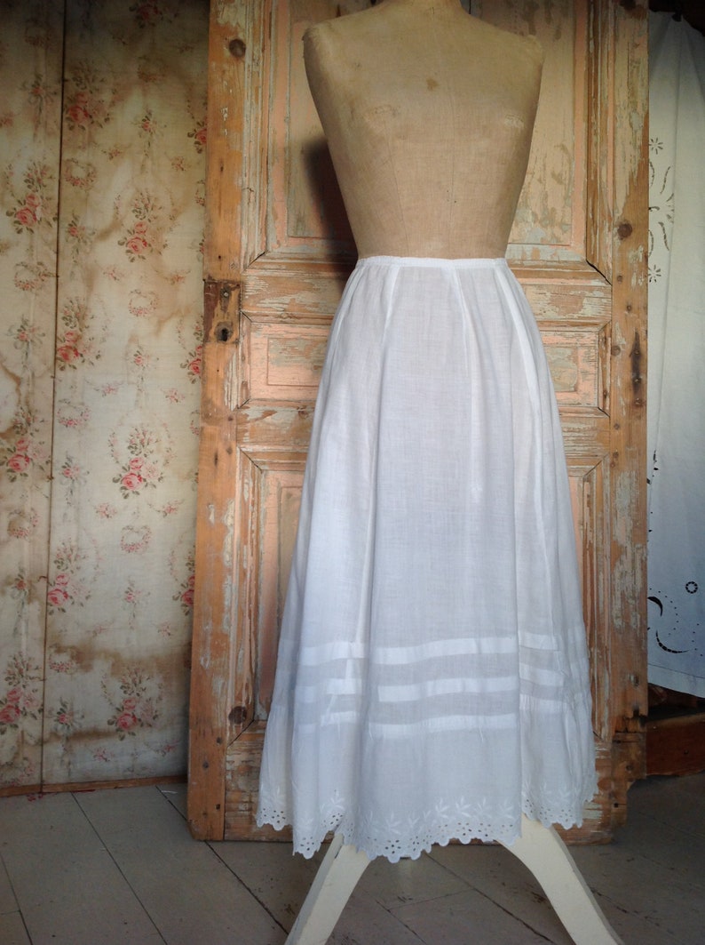 antique petticoat with Embroidery Anglaise zdjęcie 5