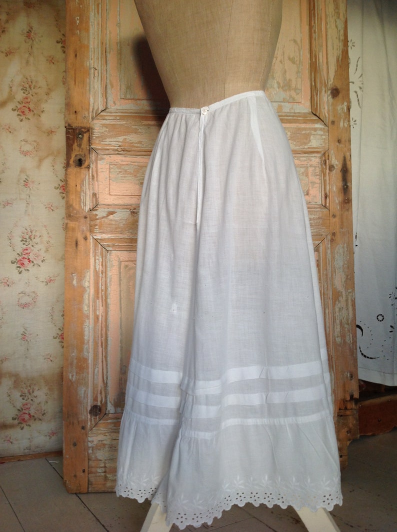 antique petticoat with Embroidery Anglaise zdjęcie 3