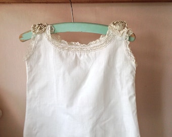 Vestido de muñeca de lino antiguo: adornos de encaje y seda