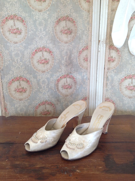 Beautiful antique pearl beaded wedding shoes - image 9