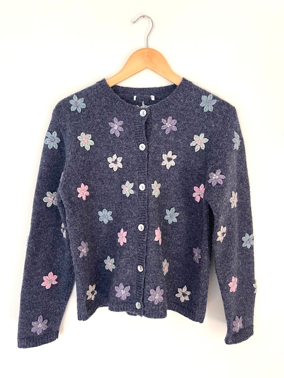 Vintage 90’s / Y2K wool embroidered floral cardiga