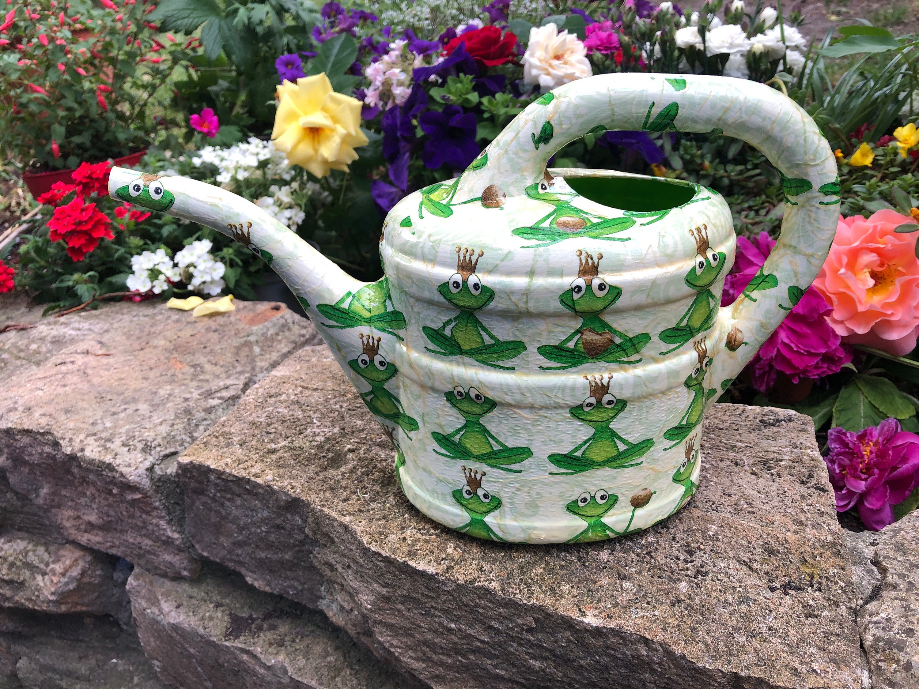 Schöne Gießkanne mit Fröschen Etsy