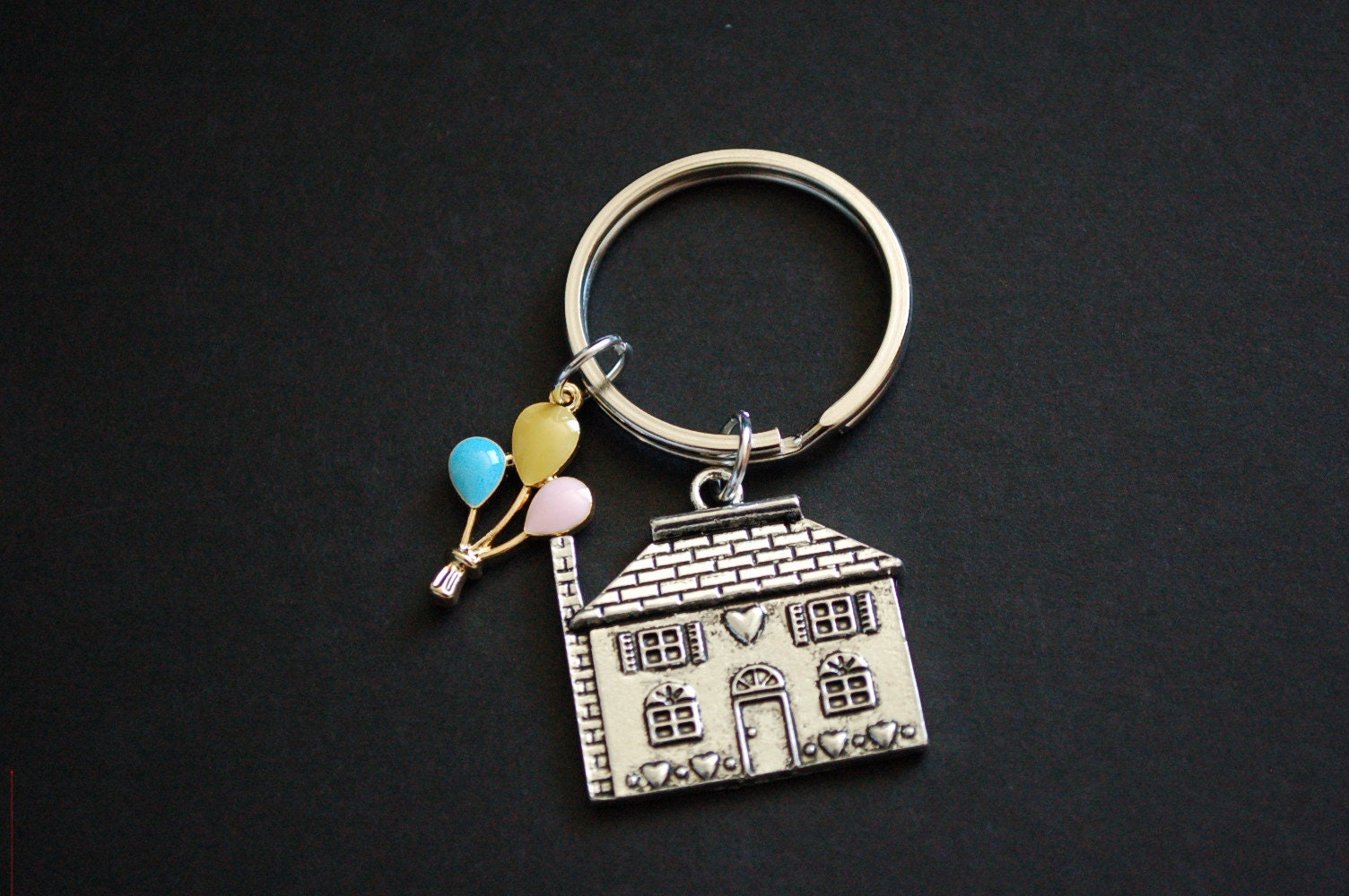 huecompleteme House Keychain Little Pink House Keyring House Keyring Gold Keychain Accessories for Car Keys Enamel Illustrated Keyring New House Gift