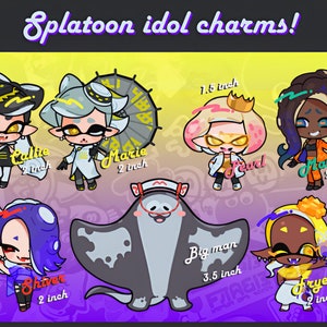Puede incluir: Un conjunto de ocho amuletos de ídolos de Splatoon con personajes como Callie, Marie, Pearl, Marina, Shiver, Frye, Big Man y un calamar. Los amuletos están hechos de esmalte colorido y tienen un tamaño de 3,8 a 8,9 cm.