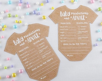 Può includere: Due body per neonati di carta marrone con testo bianco. Il testo dice "Predizioni del bambino e consigli". I body hanno sezioni per gli ospiti per scrivere le loro previsioni per la data di nascita del bambino, l'ora di nascita, il peso, la lunghezza, il colore dei capelli, il colore degli occhi e a chi il bambino assomiglierà. I body hanno anche una sezione per consigli per i nuovi genitori.