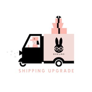 Könnte beinhalten: Ein schwarzer Lieferwagen mit einem rosa Hasenlogo und dem Text "BOKUNO" an der Seite. Der Wagen transportiert einen Stapel rosa Kisten und eine Person mit einem rosa Hut und einem schwarzen Shirt fährt den Wagen. Der Text "SHIPPING UPGRADE" befindet sich unter dem Wagen.
