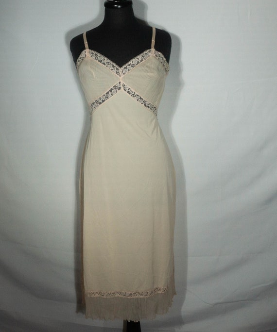 60s Vanity Fair Slip Vintage Made in USA Lingerie… - image 2