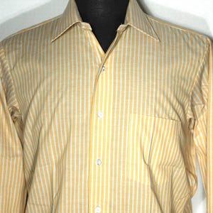 Camisa de vestir vintage de los años 70 y 80 con flechas en la parte superior, camisa del club Belmont con botones, sello de tinta, nueva con inserto de cuello de cartón - Talla de hombre S 15 1/2 x 34