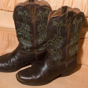 Justin Boots Western Style Leather Made in USA Cowgirl Turquoise Stitching - Women&#39;s Size Faded -  Very Possible Size 9 Check Measurements
