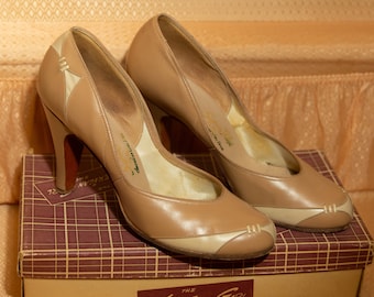 Vintage 40s American Girl Heels: Tan & Cream Pumps Size 7 1/2