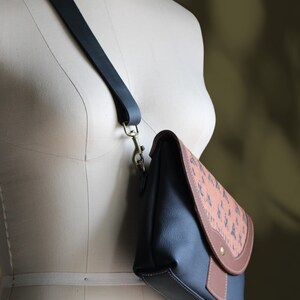Leather sling bag women/Minimalist crossbody bag/Black leather bag/Women shoulder purse/Lightweight bag/Travel sling bag/Small leather purse