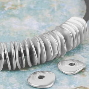 24 Disco ondulato, perline Cornflakes, cornflakes, distanziatore per dischi, perline rondella, perline piatte, disco piatto greco, dischi rondella, placcato in argento Sterling-Q 24