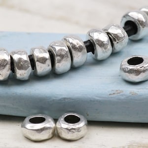 50 unregelmäßige Zamak-Perlen in Antiksilber, 8 mm Metall-Abstandshalter