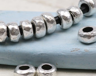50 unregelmäßige Zamak-Perlen in Antiksilber, 8 mm Metall-Abstandshalter