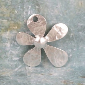 Hammered flower pendant, 35mm-Large metal daizy,large flower charm,jewelry making supplies, QTY 1