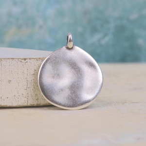 30mm Hammered disc pendant,Silver Disc Pendant, Large Round Silver Pendant, Antique Silver Plated, Silver Medallion Pendant-Qty 1
