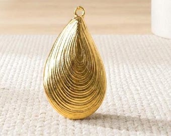 Gold Plated Oyster Pendant - 30mm Nautical Charm