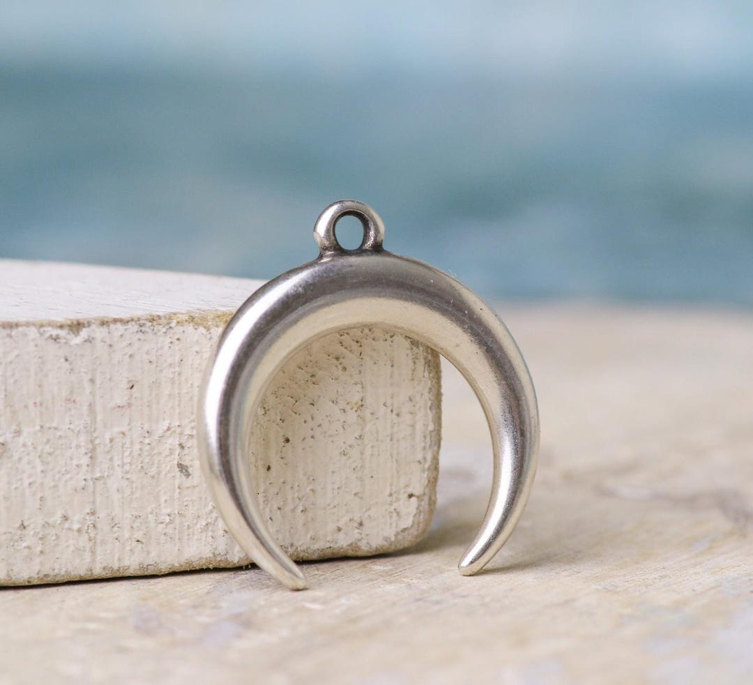 Collier En Argent Rhodié Avec Pendentif Croissant De Lune Martelé