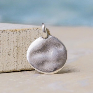 Colgante de disco de plata martillada – Charm de zamak, 14 mm (Cantidad: 2)