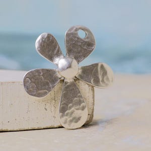 Hammered flower pendant, 35mm-Large metal daizy,large flower charm,jewelry making supplies, QTY 1