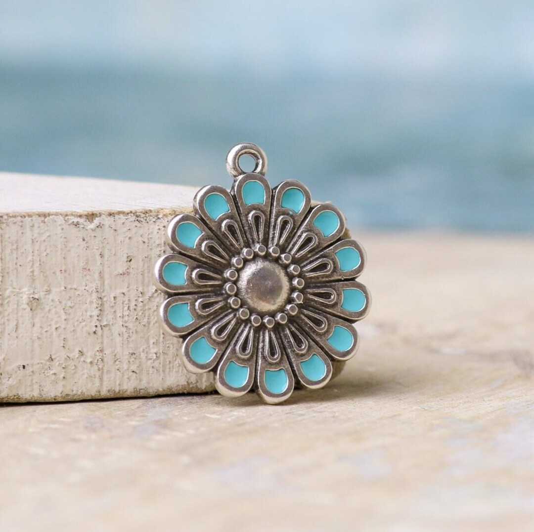 Pendentif Rosace Métal Argenté Avec 3 Breloques - Années 2000, Occasion