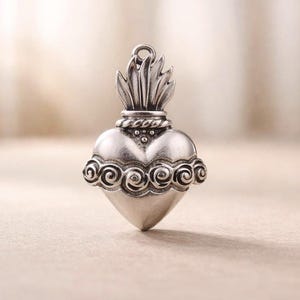 Hartvormige Milagro-hanger 22 mm, benodigdheden voor het maken van Mexican Flaming Heart-oorbellen - antiek zilver, 1