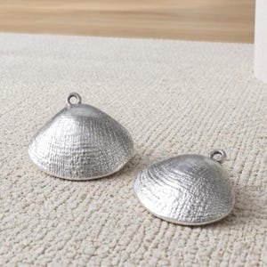25 mm: schelpvormige hanger - zomerbedels - schelpbedels - antiek zilver - nautische bedels - 1 aantal