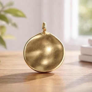 Colgante de disco de oro martillado, medallón grande (28 mm)