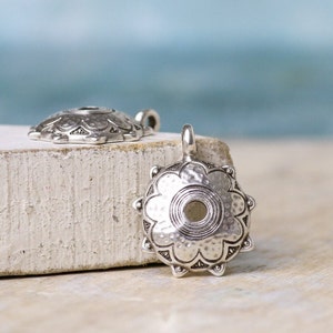 Colgante de flor de 20 mm - Plata antigua - Hecho en Europa - Cantidad: 1