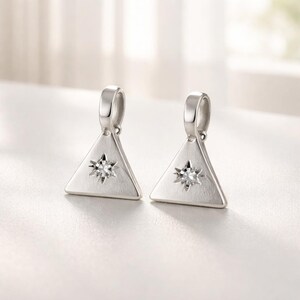 Colgante étnico bohemio - Mini colgante triangular con estrella de Φ1,5 mm - Bañado en plata de ley - Cantidad: 2