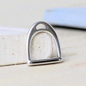 2 Stijgbeugelbedeltjes - Fijn verzilverd - Benodigdheden voor het maken van sieraden