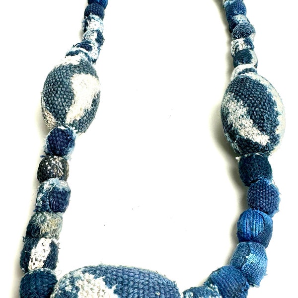 Collier traditionnel en Ndop du Cameroun